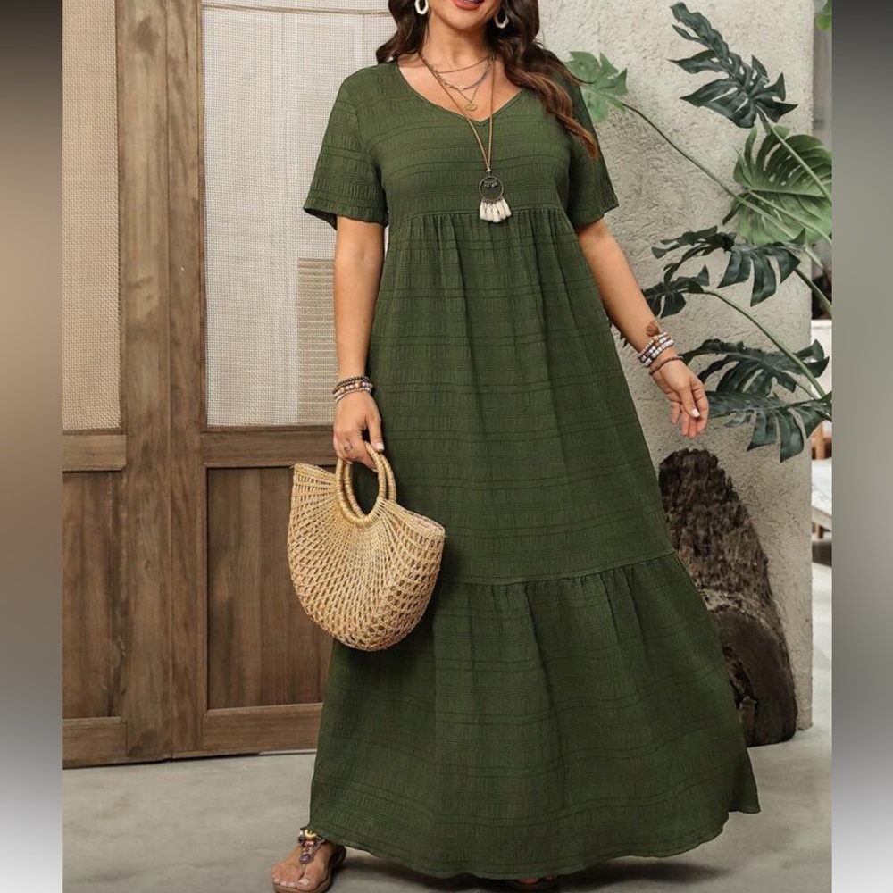 Plus size textured V neck maxi dress - Picture 4 of 6